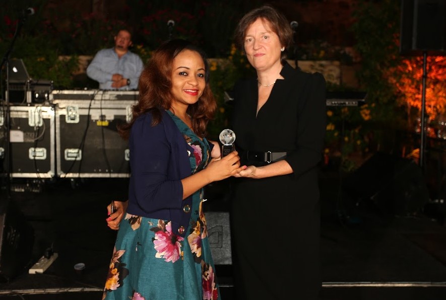 L – R : Inez Murray, Chief Executive Officer, Global Banking Alliance for Women presenting the award for Women’s Market champion to Susan Okoh, Head, Diamond Woman , Diamond bank Plc, at the Global Banking Alliance for Women awards held in Jordan recently.
