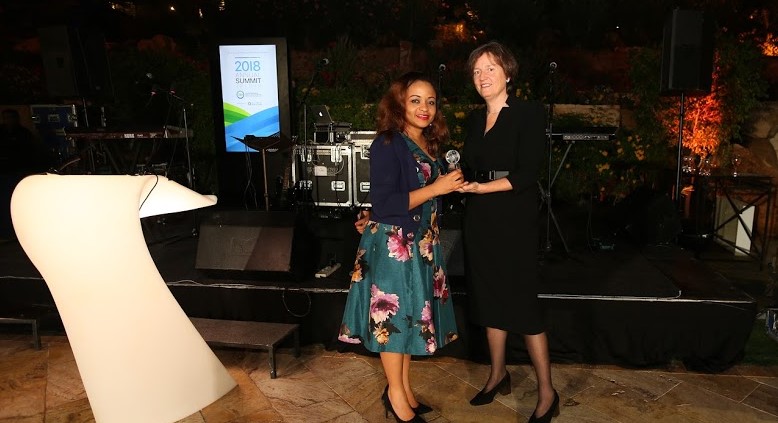 L – R: Inez Murray, Chief Executive Officer, Global Banking Alliance for Women presenting the award for Women’s Market champion to Susan Okoh, Head, Diamond Woman , Diamond bank Plc, at the Global Banking Alliance for Women awards held in Jordan recently.