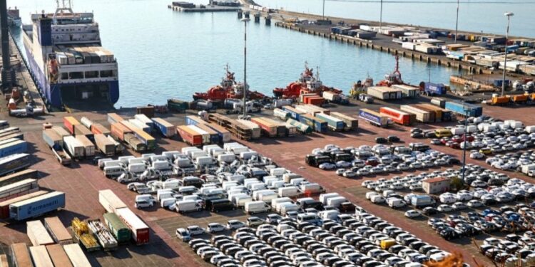 Naira devaluation forces importers to abandon Tokunbo cars at seaport – Custom