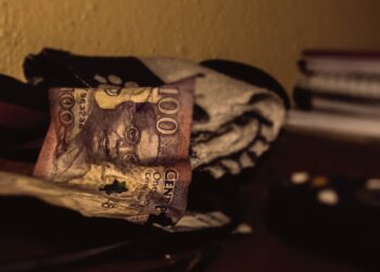 Down goes the naira; Hits new all time low of N996/$1 at official NAFEM