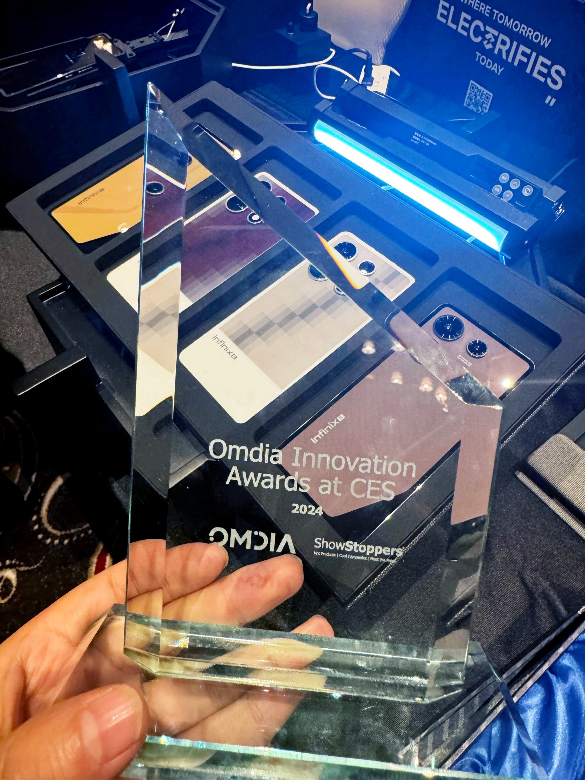 A tecnologia Infinix E Color Shift ganhou o prêmio Omdia Innovation Award na CES 2024 em escala