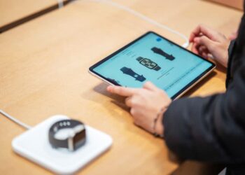 Apple to introduce satellite communications to smartwatch by 2025 