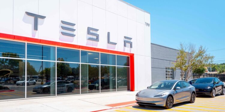 Samsung secures $16.5 billion agreement to produce AI chips for Tesla