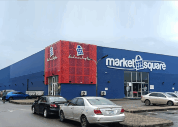 Supermark building with cars parked outside